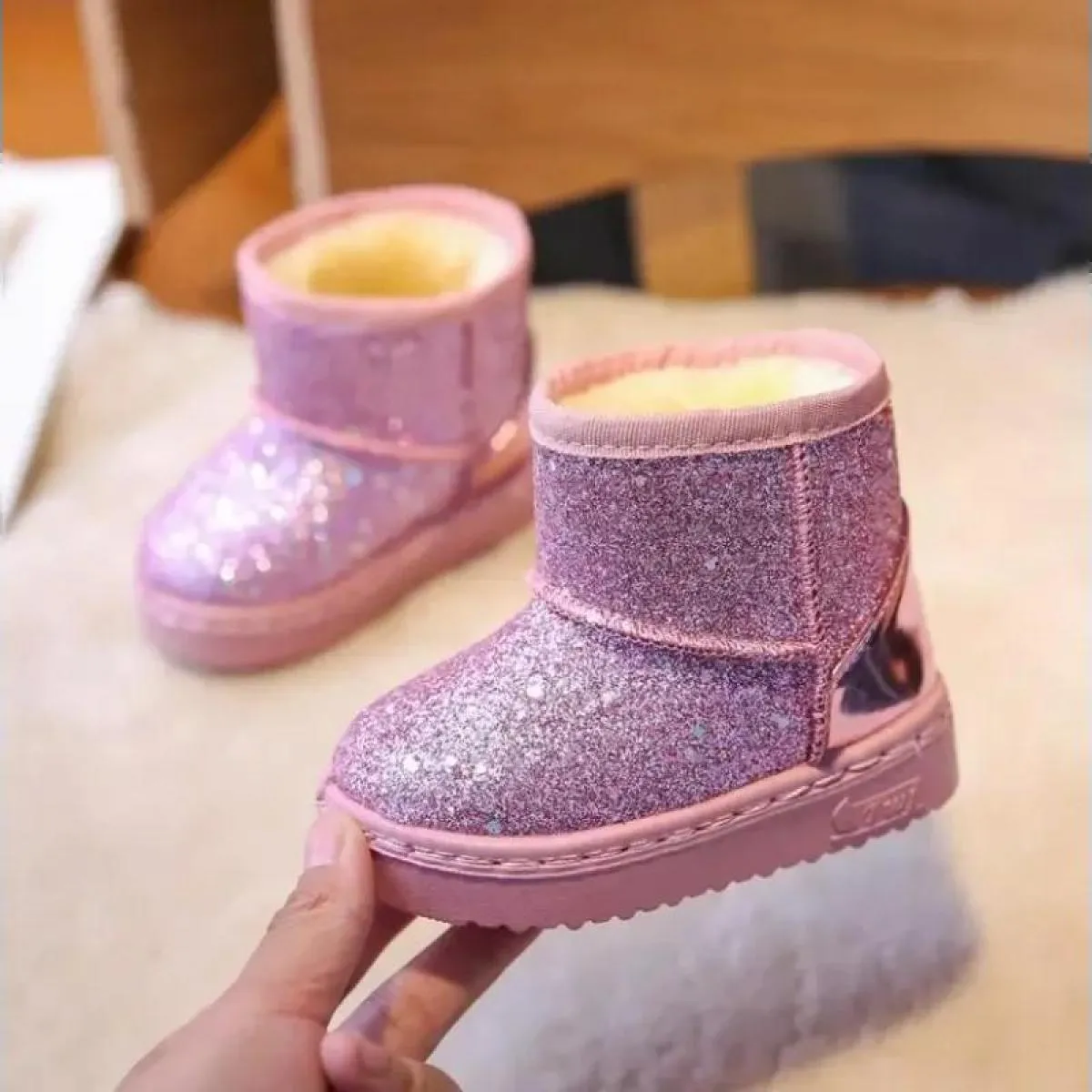 Stivali da neve per bambini 2024 Scarpe invernali calde da principessa per bambini Moda lucida suola piatta stivaletti antiscivo