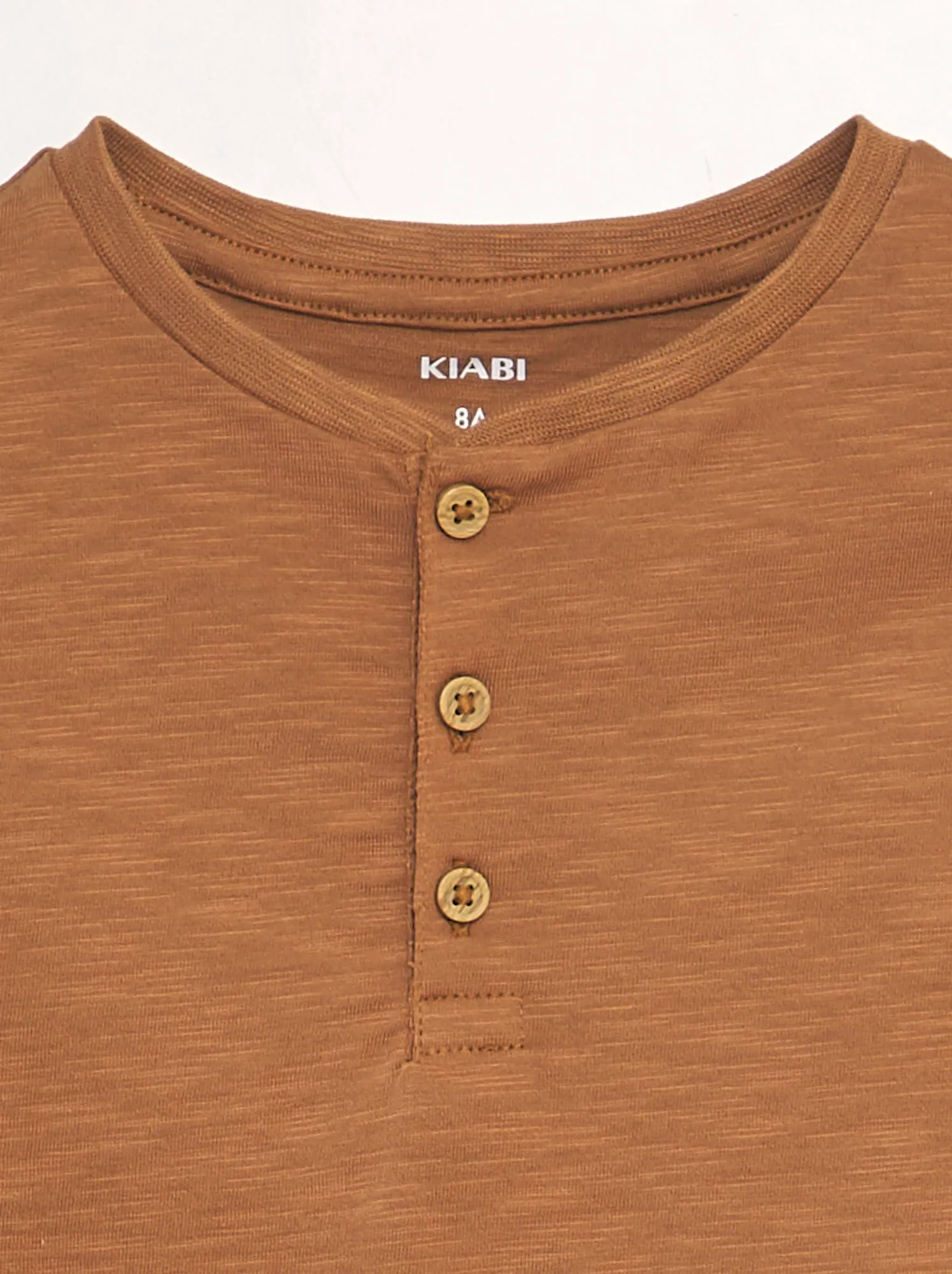 T-shirt con collo serafino - MARRONE