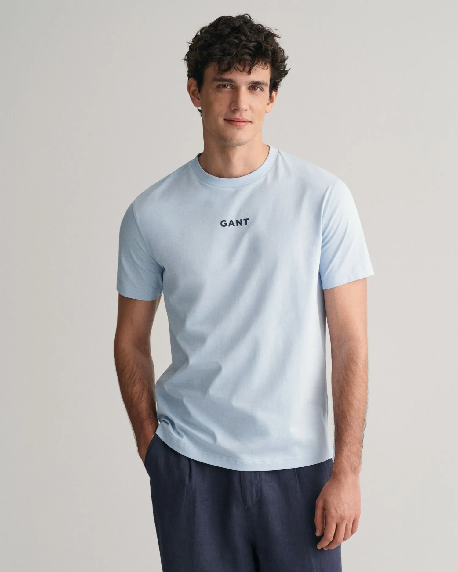 T-shirt GANT Logo piccolo a contrasto    