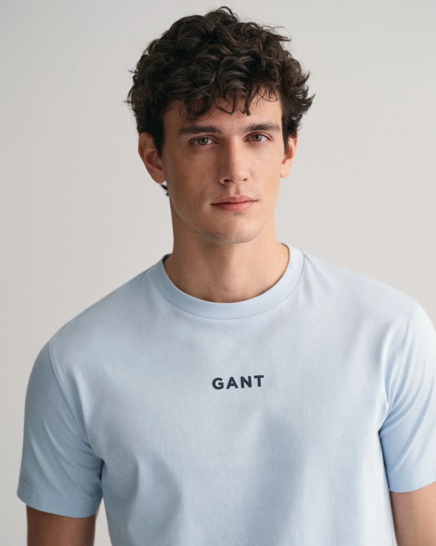 T-shirt GANT Logo piccolo a contrasto    