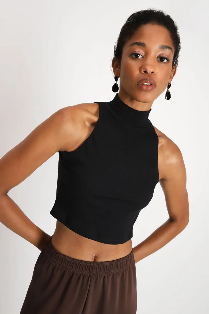 Top cropped monocolour smanicato a collo alto