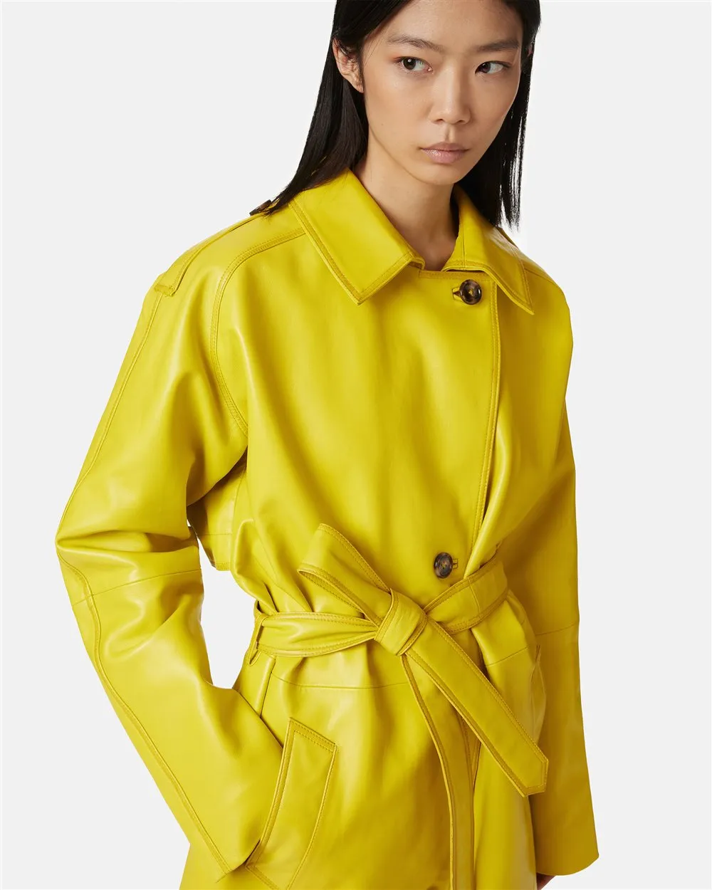 Trench in pelle con dettaglio patch ricamato