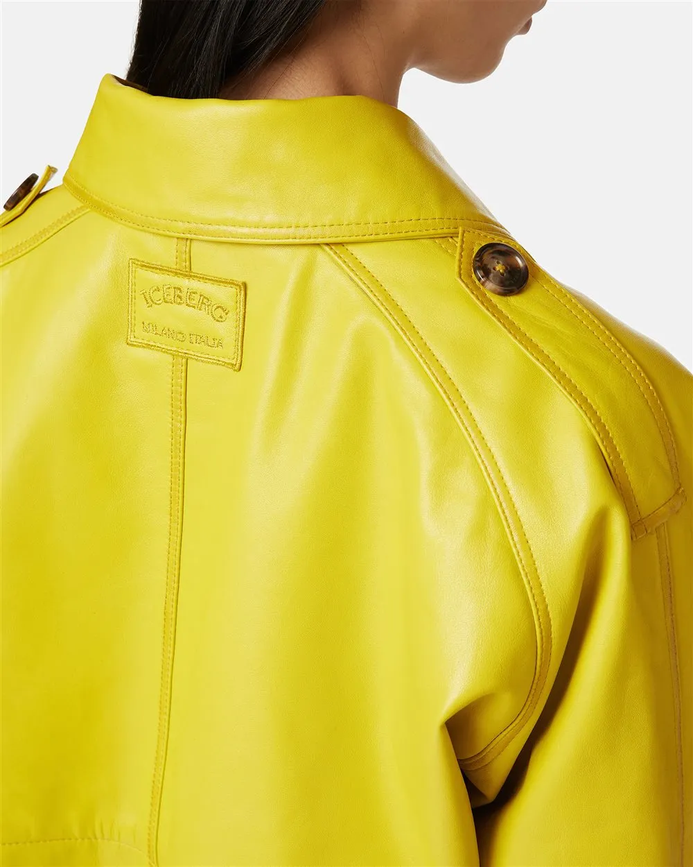 Trench in pelle con dettaglio patch ricamato